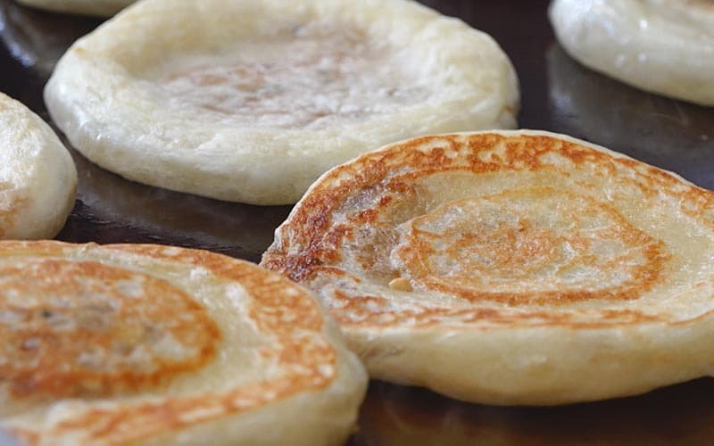 Koreanisches Pancake mit braunem Zuckersirup gefüllt